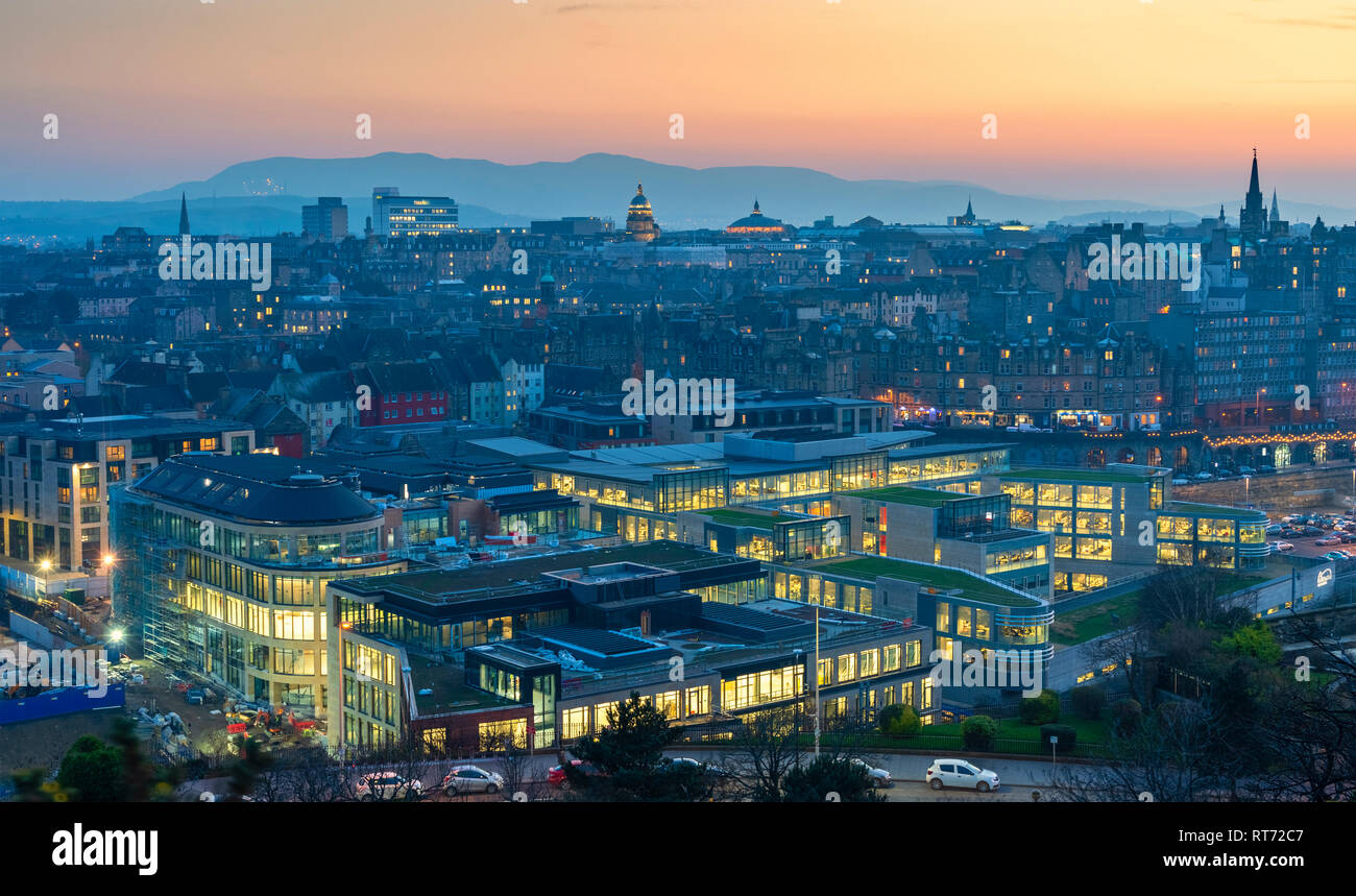 Edinburgh, 27. Februar, 2019. Nacht Blick auf die Altstadt von Edinburgh von Calton Hill, Edinburgh. Neue Waverley Hotel Entwicklung (L) HMRC (R) Stockfoto