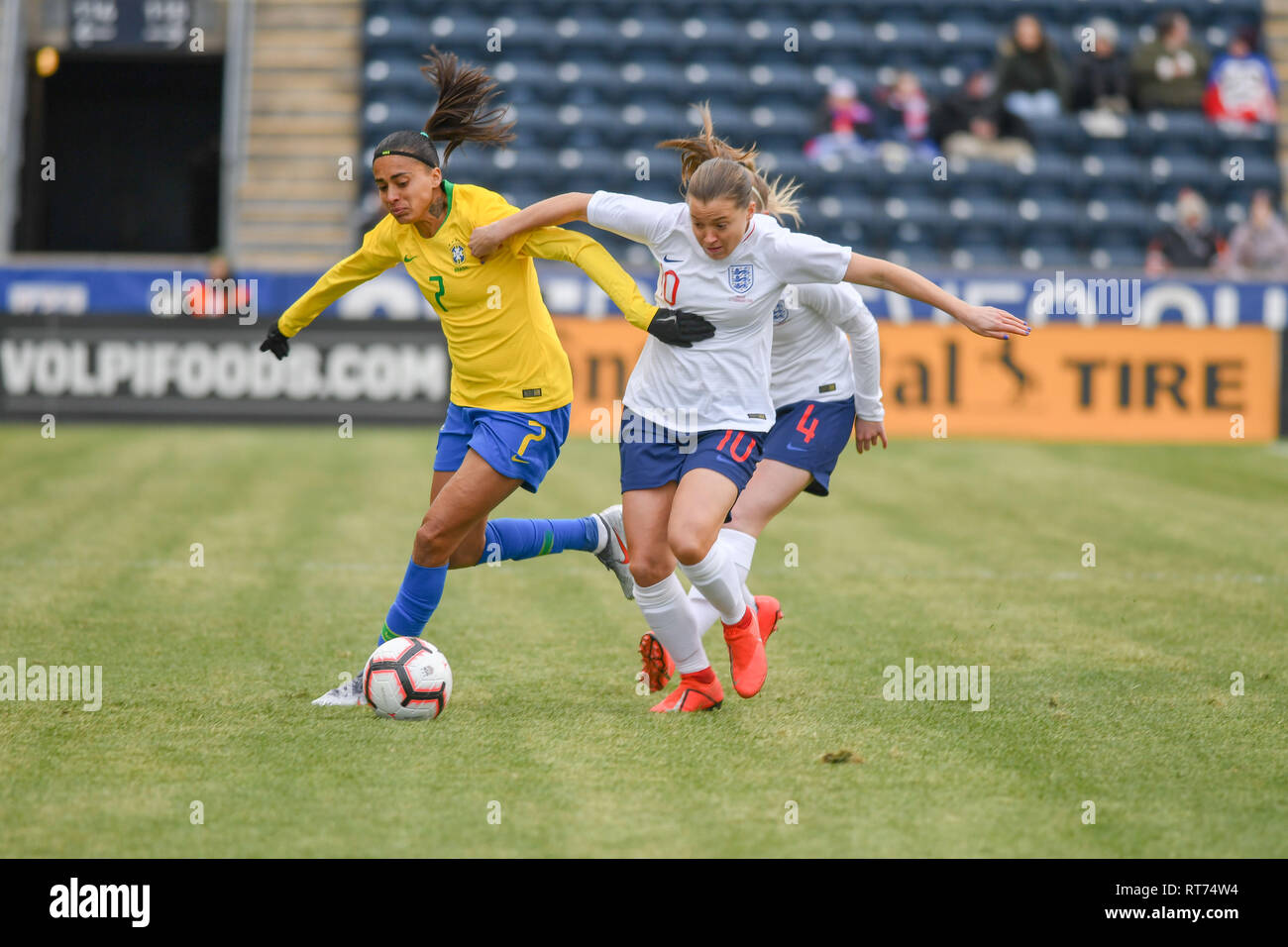 Chester, Pennsylvania, USA. 27 Feb, 2019. England's FRAN KIRBY, (10) kämpft für den ball mit Brasiliens ANDRESSA (7) Während des Spiels an Talen Energie Stadion in Chester, Pennsylvania Credit: Ricky Fitchett/ZUMA Draht/Alamy leben Nachrichten Stockfoto