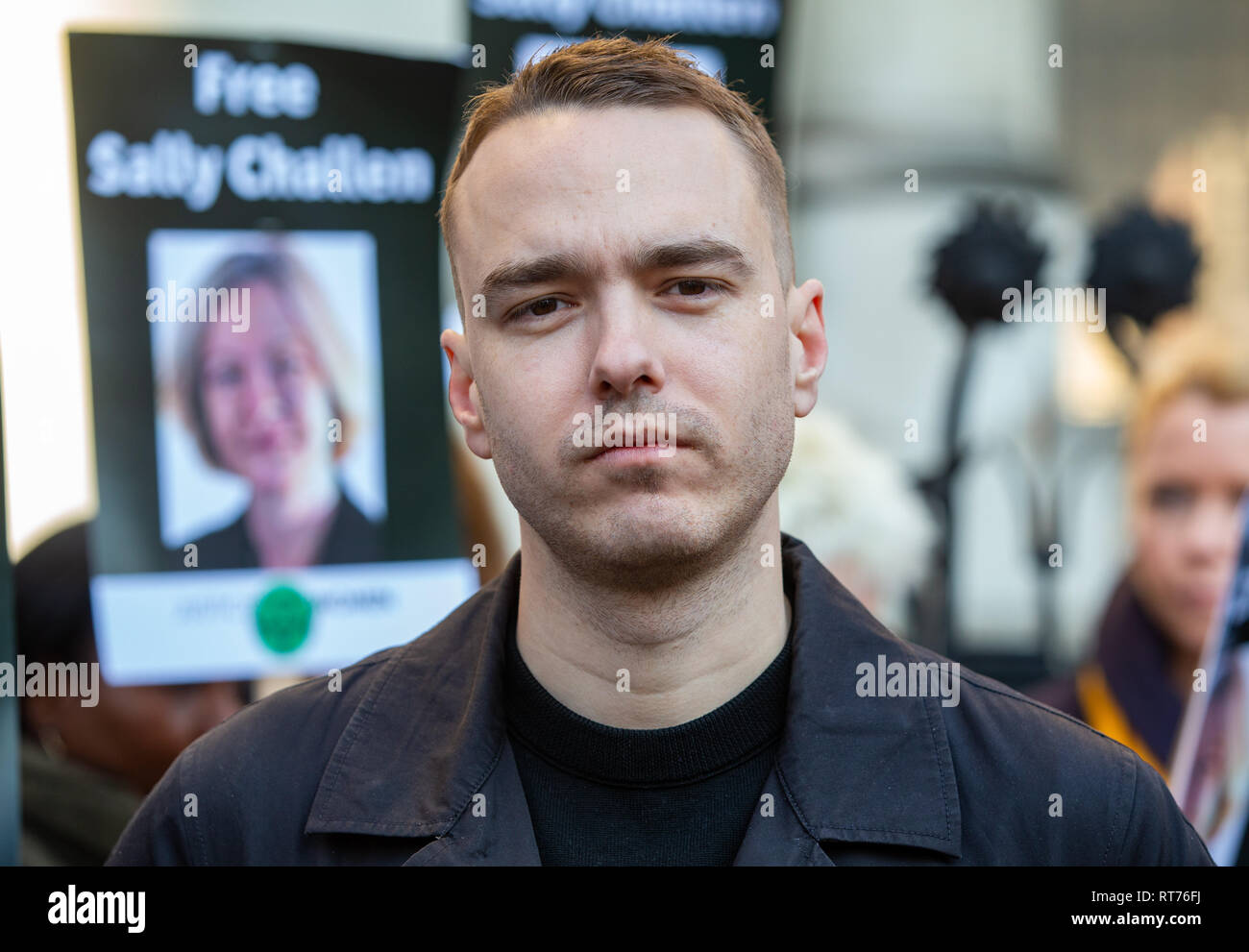 High Court, London, UK. 27. Feb 2019. Sally's Sohn, David Challen Protest außerhalb der Hohe Gerichtshof in Unterstützung von Sally Challen, die ihren Mann zum Tod mit einem Hammer niederknüppelte. Georgina Challen, bekannt als Sally, sagt, dass sie 61 Jahre alten Richard im August 2010 getötet, nachdem Jahre kontrolliert wird und von Ihm gedemütigt. Ihr Sohn David Challen führt die protestieren. Das berufungsgericht ist ein Wahrzeichen Mordüberzeugung Herausforderung. Sie erlitt Jahrzehnte von Zwangsmaßnahmen, eine Form von häuslicher Gewalt, die Streifen Opfer ihrer Freiheit und Freiheit zu hören. Credit: Tommy London/Alamy leben Nachrichten Stockfoto