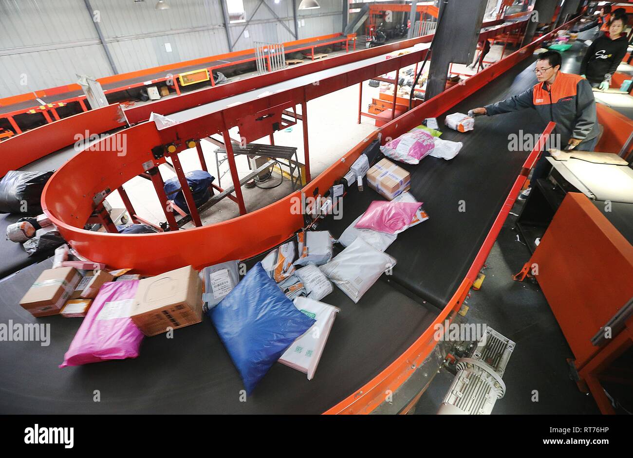 (190228) - Peking, Februar 28, 2019 (Xinhua) - Mitarbeiter arbeiten an der Distribution Center einer Firma in Lanzhou, im Osten der chinesischen Provinz Jiangsu, Nov. 11, 2018. Die drei großen chinesischen Express Lieferung Unternehmen stetiges Umsatzwachstum im letzten Jahr auf der Rückseite des boomenden e-commerce im bevölkerungsreichsten Land der Welt. SF Holding am Mittwoch bekannt gab, hat sich der Umsatz um 27,6 Prozent auf 90,9 Milliarden Yuan (13,6 Milliarden US-Dollar) im Jahr 2018, dank der schnellen Wachstum in traditionellen und neuen Unternehmen besser erfüllt die Anforderungen der Kunden zu erfüllen. Kleineren Rivalen STO Express Stockfoto