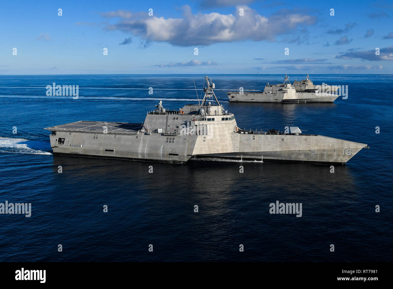 U.S. Navy Unabhängigkeit Variante Littoral Combat ships USS Tulsa, rechts, USS Manchester, Mitte und USS Independence, Links, Segel, die sich in der Ausbildung bei Übungen im östlichen Pazifik Februar 27, 2019 vor der Küste von Kalifornien. Stockfoto