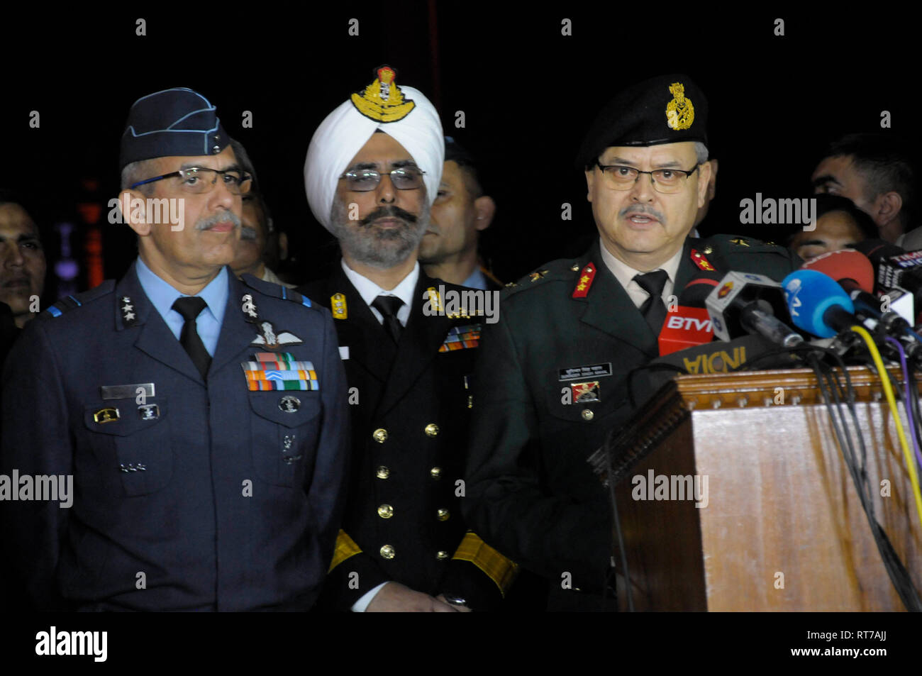 New Delhi, Indien. 28.Februar 2019. Major General Surender Singh Mahal; Konteradmiral D.S. Gujaral und Air Vice Marshal R.G.K. Kapur Adresse auf einer Pressekonferenz im Ministerium für Verteidigung Hauptsitz in Neu Delhi am Donnerstag, 28. Februar 2019 über die Rückforderung von Teilen einer Luft-zu-Luft Raketen AMRAAM Die allegedely durch einen pakistanischen Luftwaffe Fighter F16 in der Grenze von Kyōto und Kaschmir gefeuert wurde. Indien sagte, es abgeschossen ist ein Pakistan F16 Kriegsflugzeug, von Islamabad verweigert. Foto: Credit: Sondeep Sondeep Shankar Shankar/Alamy leben Nachrichten Stockfoto