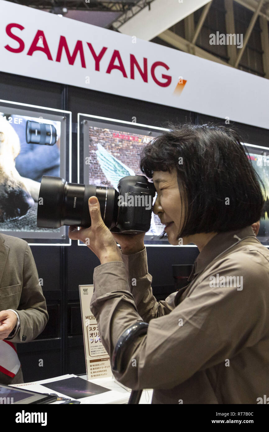 Yokohama, Japan. 28 Feb, 2019. Eine Frau Tests ein SAMYANG Objektivs während der CP Kamera & Foto Imaging Show 2019 im Pacifico Yokohama. Die CP-Ausstellung zeigt die neuesten Technologien für Kameras und Photo Imaging in Japan in 1.148 Aussteller Stände. Die Veranstalter rechnen mit 70.000 Besuchern während der 4-tägigen Show zu gewinnen. Die diesjährige Ausstellung wird im Pacifico Yokohama und OSANBASHI Halle und läuft bis zum 3. März statt Credit: Rodrigo Reyes Marin/ZUMA Draht/Alamy leben Nachrichten Stockfoto