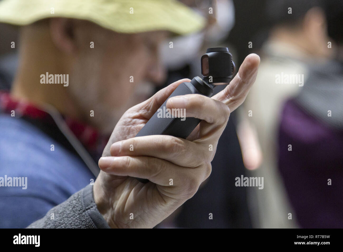 Yokohama, Japan. 28 Feb, 2019. Ein Mann testet eine DJI Osmo Tasche während des CP Kamera & Foto Imaging Show 2019 im Pacifico Yokohama. Die CP-Ausstellung zeigt die neuesten Technologien für Kameras und Photo Imaging in Japan in 1.148 Aussteller Stände. Die Veranstalter rechnen mit 70.000 Besuchern während der 4-tägigen Show zu gewinnen. Die diesjährige Ausstellung wird im Pacifico Yokohama und OSANBASHI Halle und läuft bis zum 3. März statt Credit: Rodrigo Reyes Marin/ZUMA Draht/Alamy leben Nachrichten Stockfoto