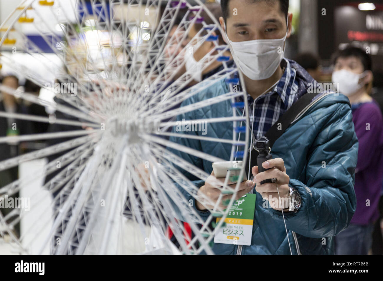 Yokohama, Japan. 28 Feb, 2019. Ein Mann testet eine DJI Osmo Tasche während des CP Kamera & Foto Imaging Show 2019 im Pacifico Yokohama. Die CP-Ausstellung zeigt die neuesten Technologien für Kameras und Photo Imaging in Japan in 1.148 Aussteller Stände. Die Veranstalter rechnen mit 70.000 Besuchern während der 4-tägigen Show zu gewinnen. Die diesjährige Ausstellung wird im Pacifico Yokohama und OSANBASHI Halle und läuft bis zum 3. März statt Credit: Rodrigo Reyes Marin/ZUMA Draht/Alamy leben Nachrichten Stockfoto