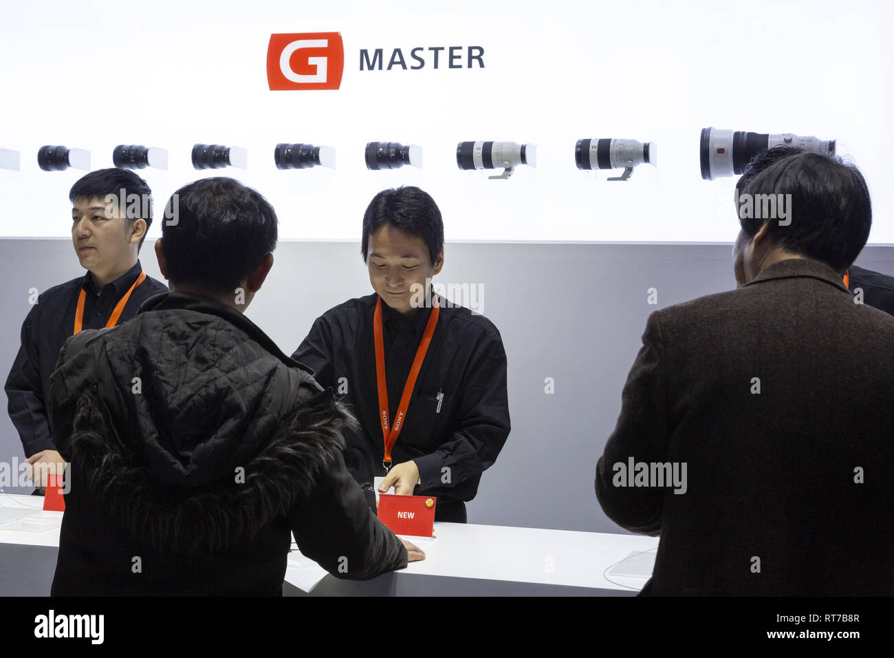 Yokohama, Japan. 28 Feb, 2019. Besucher Test Sony Objektiven G Master während des CP Kamera & Foto Imaging Show 2019 im Pacifico Yokohama. Die CP-Ausstellung zeigt die neuesten Technologien für Kameras und Photo Imaging in Japan in 1.148 Aussteller Stände. Die Veranstalter rechnen mit 70.000 Besuchern während der 4-tägigen Show zu gewinnen. Die diesjährige Ausstellung wird im Pacifico Yokohama und OSANBASHI Halle und läuft bis zum 3. März statt Credit: Rodrigo Reyes Marin/ZUMA Draht/Alamy leben Nachrichten Stockfoto