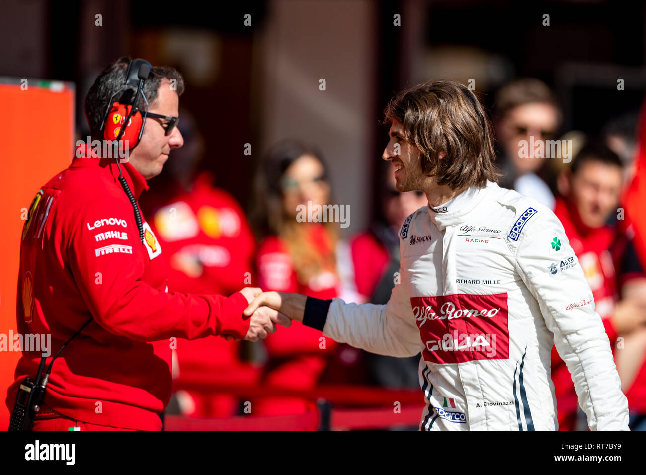 Montmeló, Katalonien, Spanien. 28 Feb, 2019. Antonio Giovinazzi von Alfa Romeo Racing gesehen Händeschütteln mit Ferrari Teamkollege während der zweiten Woche F1 Test Tage in Montmelo Circuit, Katalonien, Spanien. Credit: SOPA Images Limited/Alamy leben Nachrichten Stockfoto