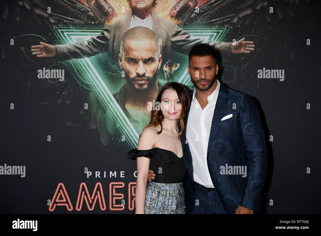 28. Februar 2019, Bayern, München: der britische Schauspieler Ricky Whittle und australische Schauspielerin Emily Browning werden auf dem roten Teppich für den Film American Gods - Saison 2 im Gloria Palace. Die Fortsetzung des "American Gods"-Serie wird auf Amazon Prime Video zum 11. März. Foto: Felix Hörhager/dpa Stockfoto