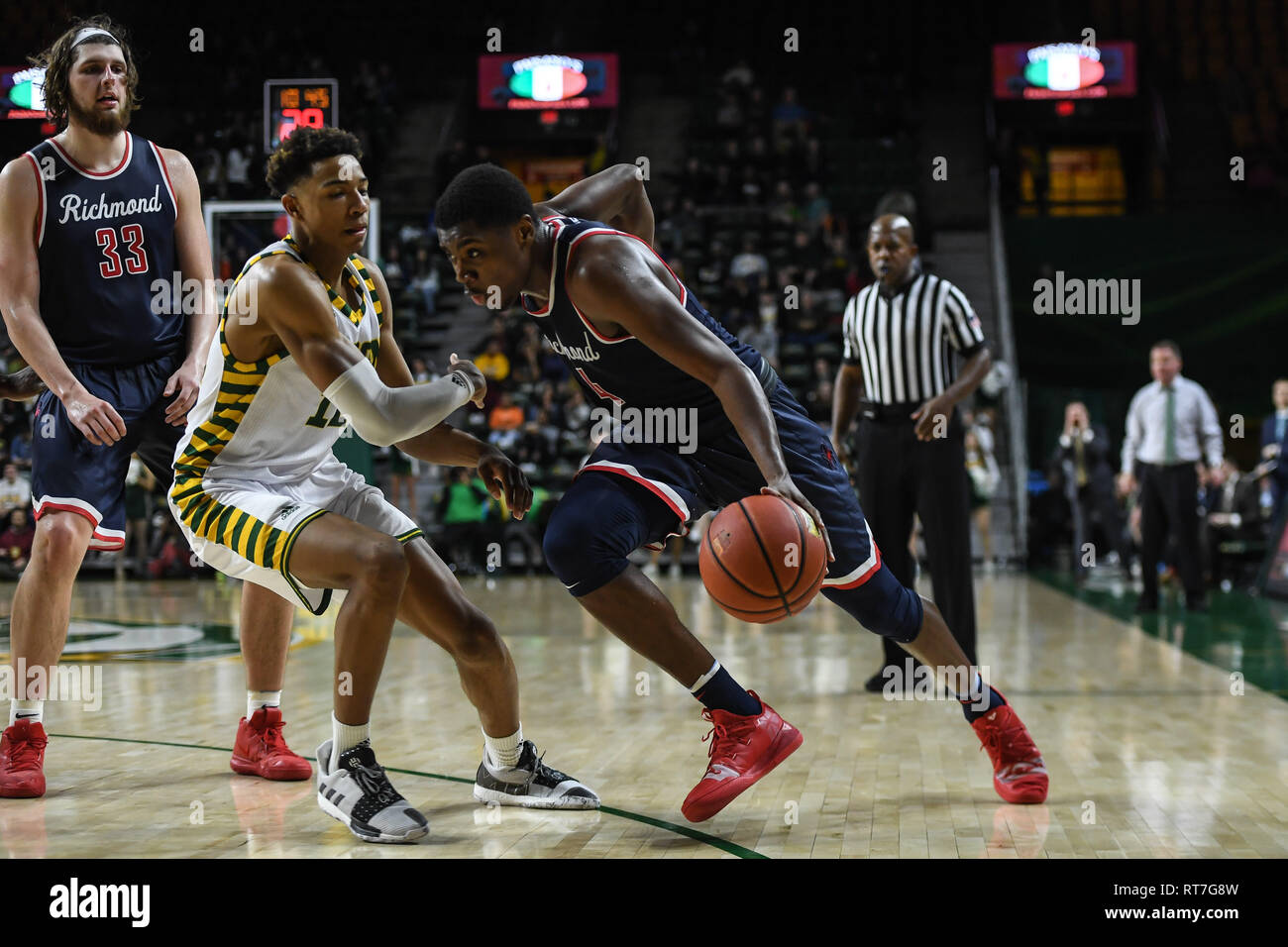 Fairfax, Virginia, USA. 27 Feb, 2019. NATHAN CAYO (4) Die Abgaben bestanden George Mason Schutz Jordanien Miller (11) während das Spiel bei EagleBank Arena in Fairfax, Virginia statt. Credit: Amy Sanderson/ZUMA Draht/Alamy leben Nachrichten Stockfoto