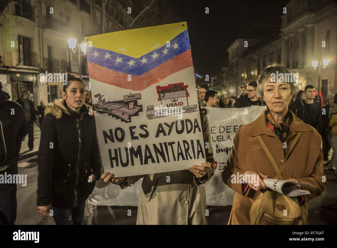 Madrid, Madrid, Spanien. 28 Feb, 2019. Eine Demonstrantin hält ein Plakat gesehen, dass es sich nicht um humanitäre Hilfe während des Protestes. Protest gegen die militärische Intervention der Vereinigten Staaten in Venezuela, keinen Krieg Intervention in Madrid, Spanien. Credit: Alberto Sibaja/SOPA Images/ZUMA Draht/Alamy leben Nachrichten Stockfoto