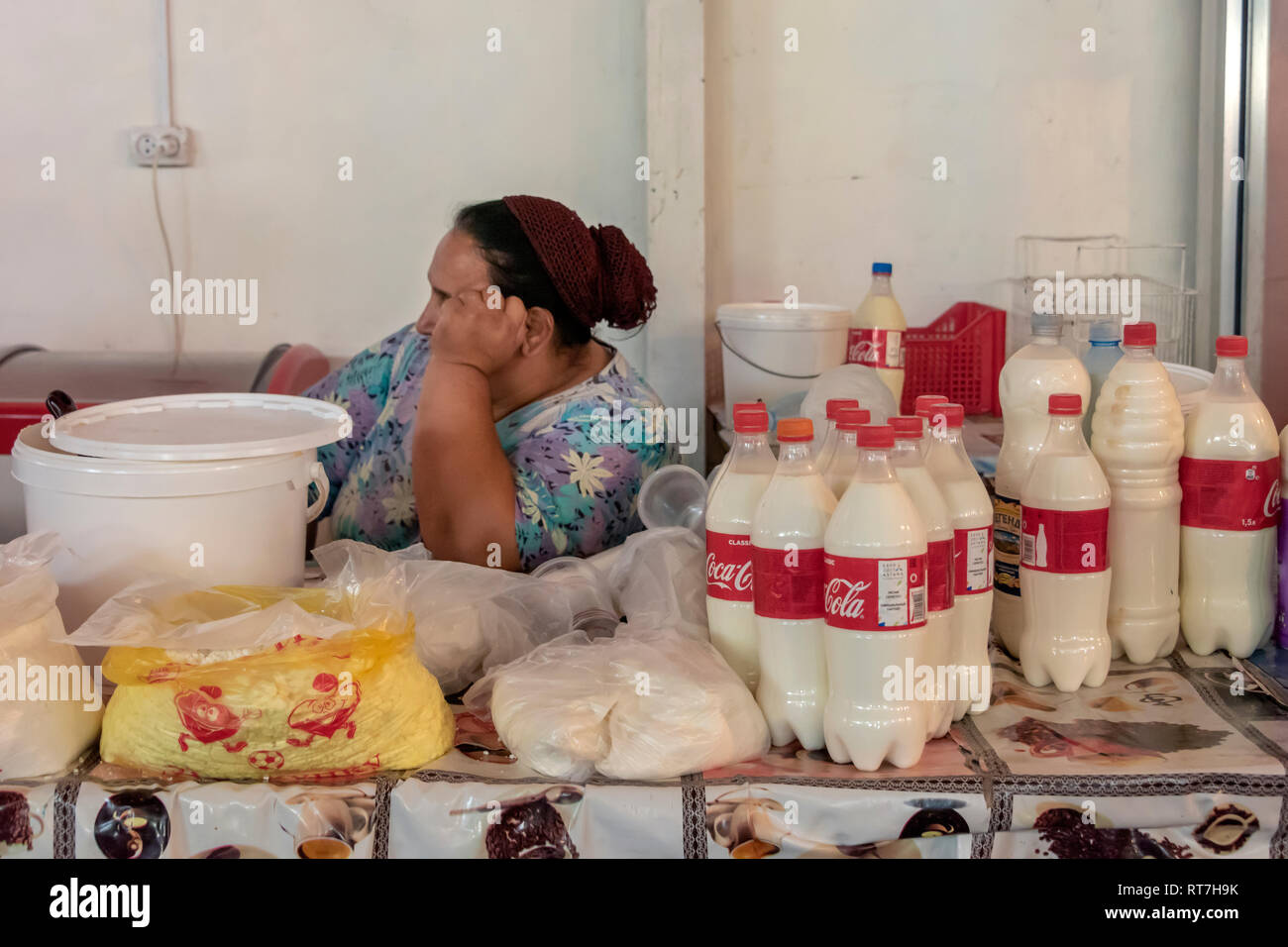 Frische Milch für Verkauf in Kunststoff Cola Flaschen, Shymkent, Kasachstan. Stockfoto