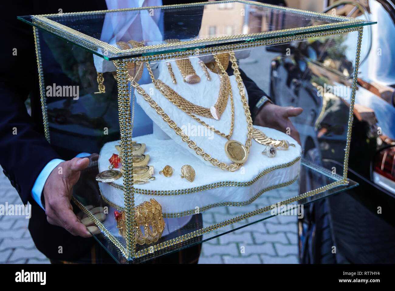 Gold Schmuck im Glaskasten für muslimische Braut Stockfotografie - Alamy