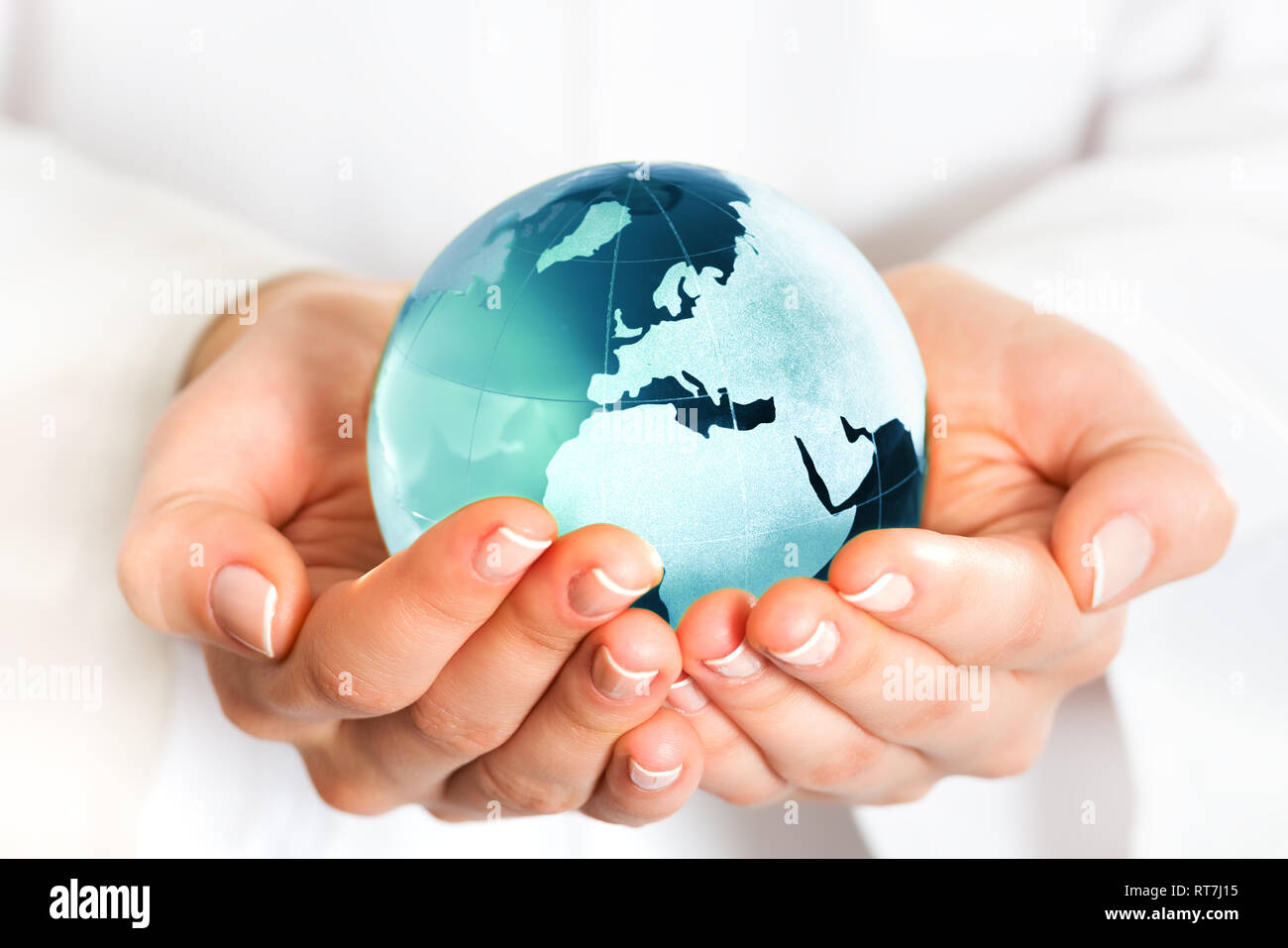 Hand Blue Earth Globus Stockfoto