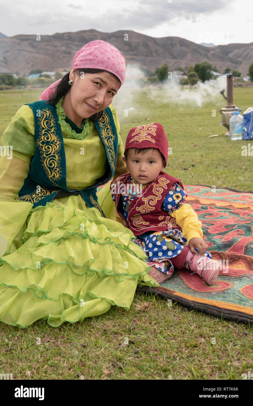 Kasachischen Mutter und Kind auf verfilzte Decke in der Nähe der Samowar, bleiben, Tian Shan Gebirge, Kasachstan Stockfoto