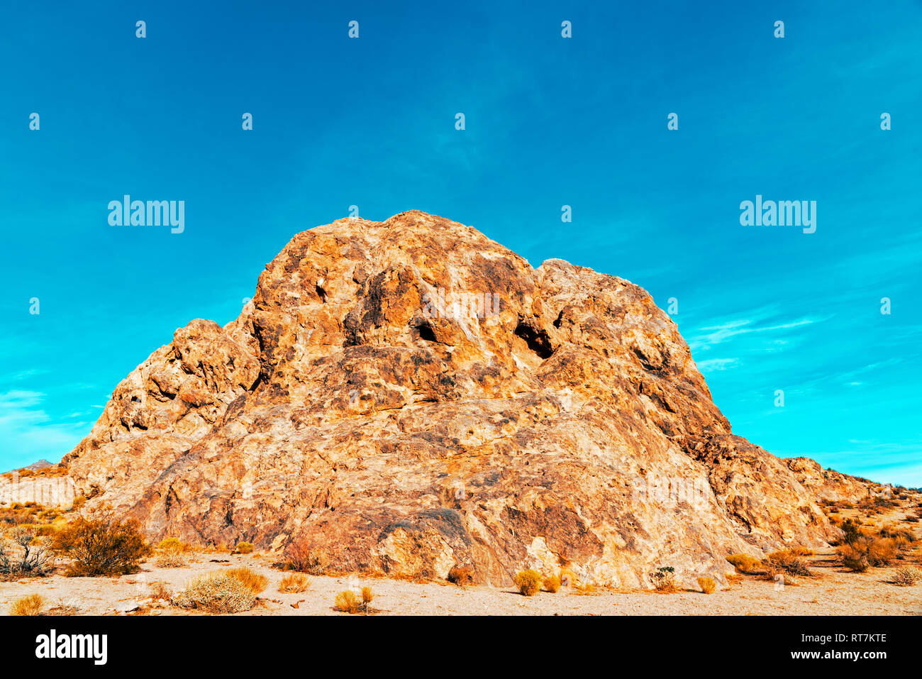 Orange Braun Rock Formation unter strahlend blauen Himmel. Stockfoto