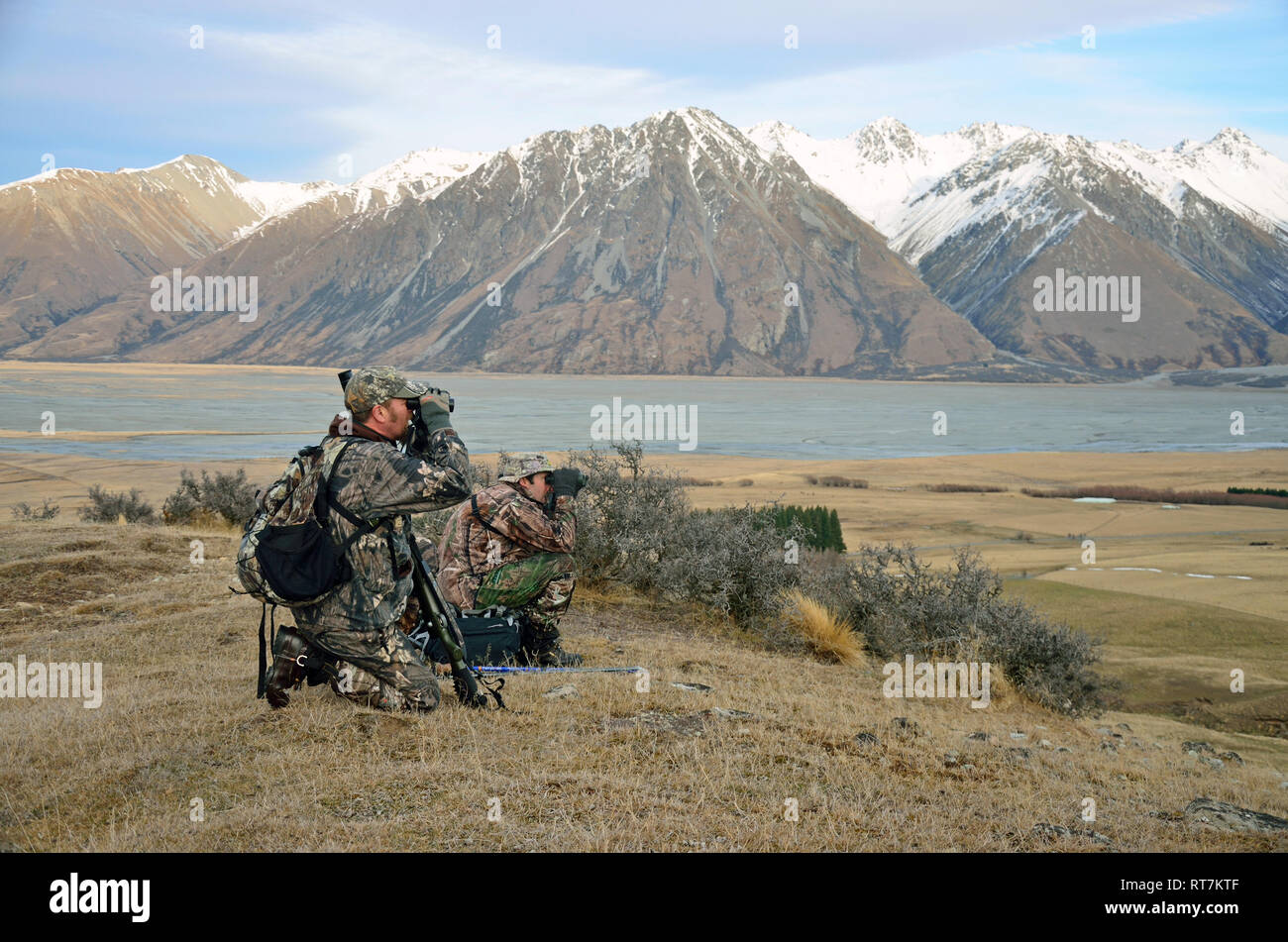 Jäger auf der Suche nach Himalayan Tahr in den südlichen Alpen Neuseelands Stockfoto