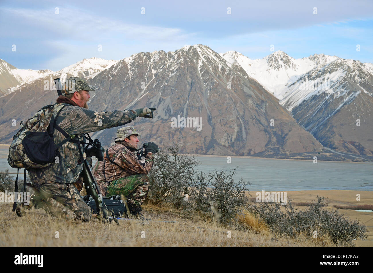 Zwei Jäger auf der Suche nach Himalayan Tahr in den südlichen Alpen Neuseelands Stockfoto