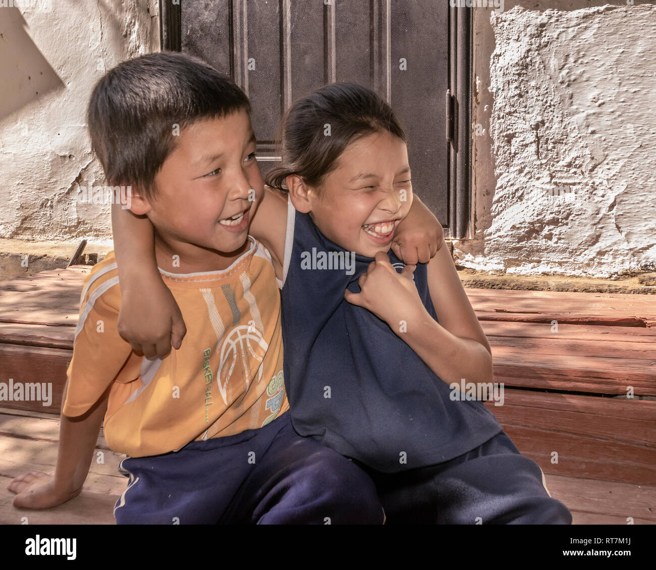 Kasachischen Bruder und Schwester es Hamming auf ihren vorderen Schritt, Altyn Emel Naitonal Park, Kasachstan Stockfoto