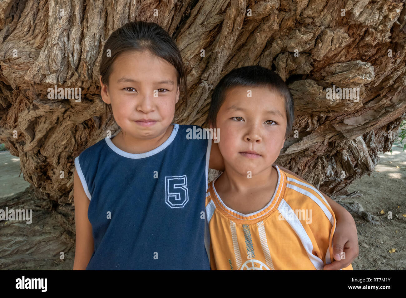 Kasachischen Bruder und Schwester von einem 700 Jahre alten Willow Tree, Altyn Emel Nationalpark, Kasachstan Stockfoto