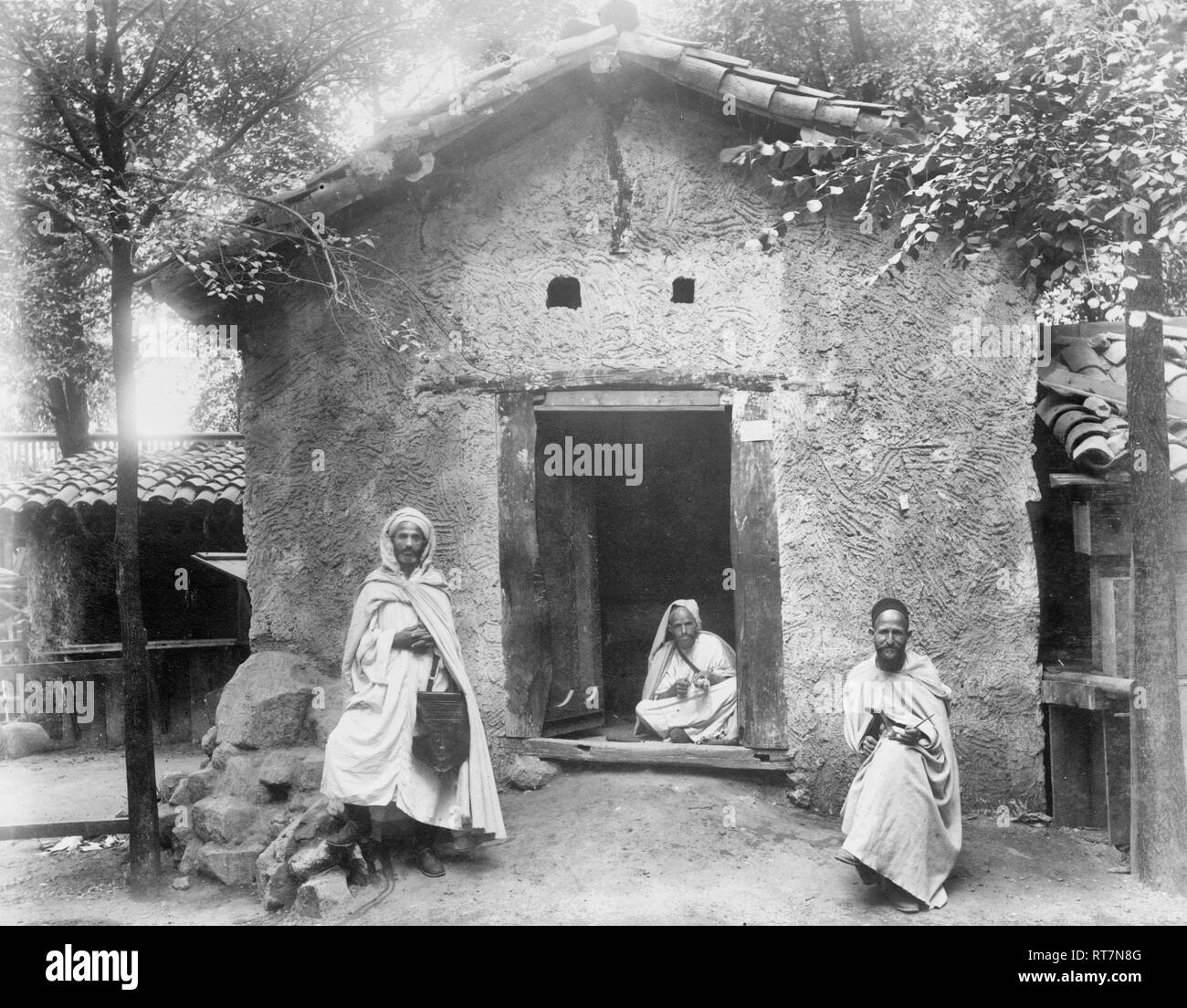Drei arabischen Männer vor der kabylischen Haus saß, Paris Exposition, 1889 Stockfoto