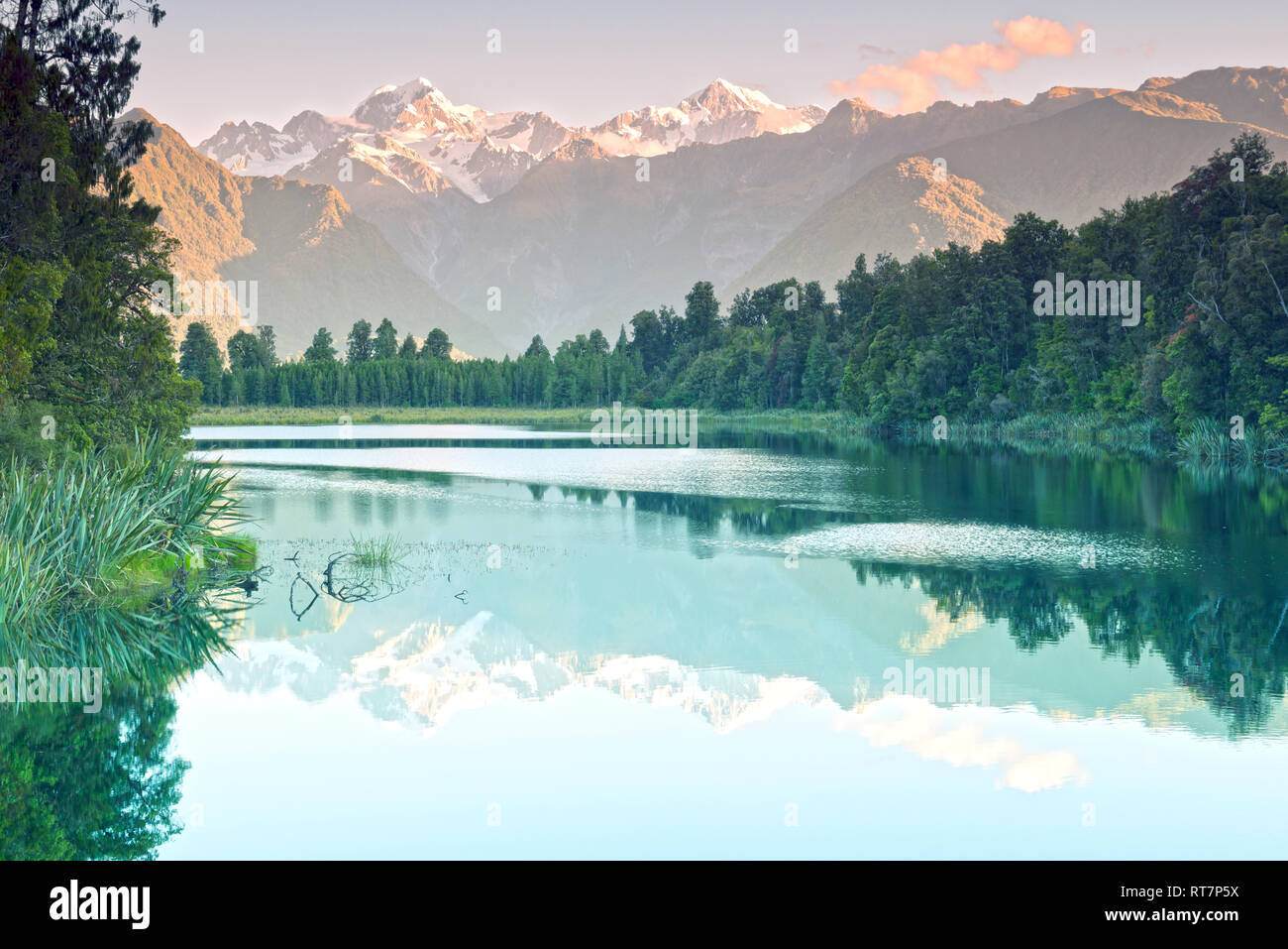 Reflexion des Mt. Cook (Aoraki) und Mt Tasman am Lake Matheson, Neuseeland Stockfoto