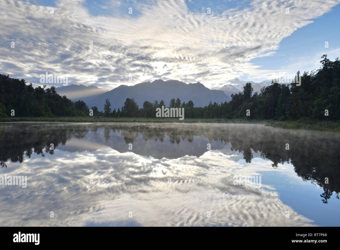 Reflexion des Mt. Cook (Aoraki) und Mt Tasman am Lake Matheson, Neuseeland Stockfoto
