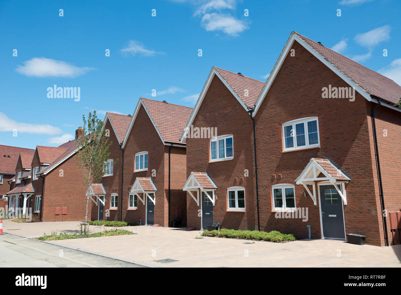 Wohnstraße mit modernen Häusern, England Stockfoto