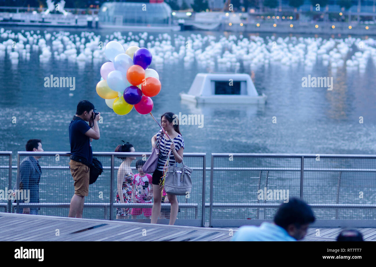 Paar an der Marina Bay Sands Stockfoto