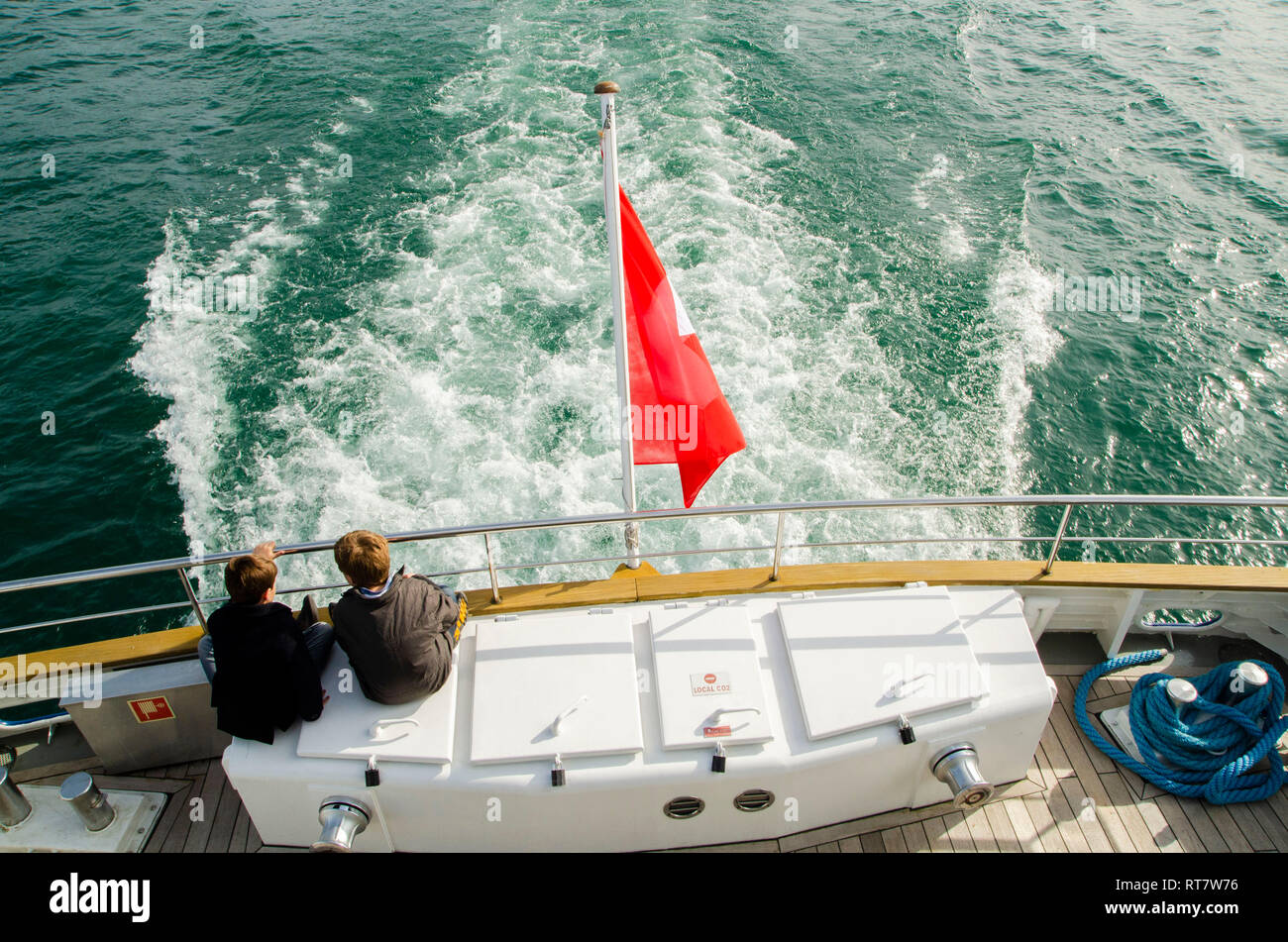 Kinder an Bord des Schiffes in Genf, Schweiz Stockfoto