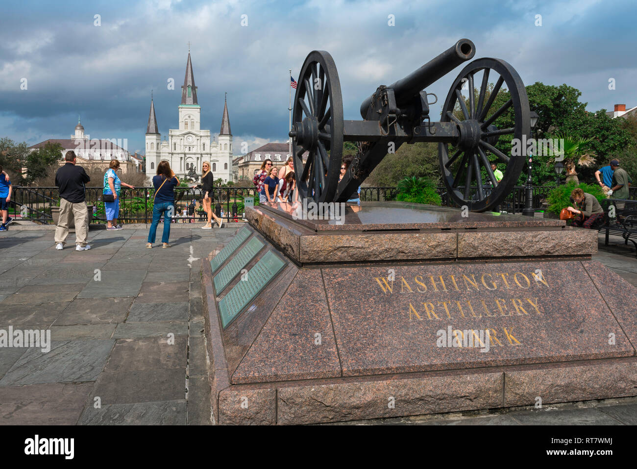 Blick auf ein original Louisiana Miliz Kanone im Washington Artillery Park mit St Louis Kathedrale in der Ferne sichtbar, New Orleans, USA gelegen Stockfoto
