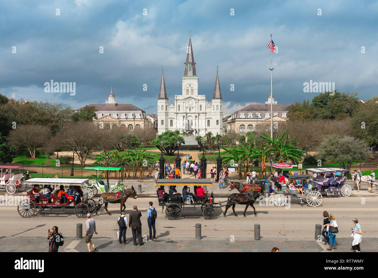 New Orleans Jackson Square, Blick über Decatur Street in Richtung Jackson Square und die St. Louis Kathedrale in der Mitte des French Quarter, USA Stockfoto