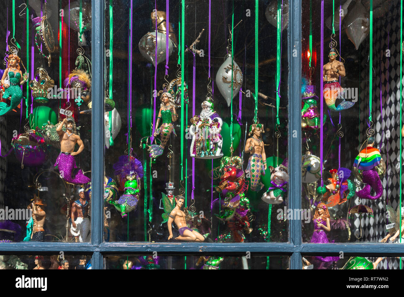 New Orleans Mardi Gras, mit Blick auf ein Schaufenster Anzeige der Mardi Gras Puppen und Schmuckstücke in der Mitte des French Quarter (Vieux Carre), New Orleans. Stockfoto
