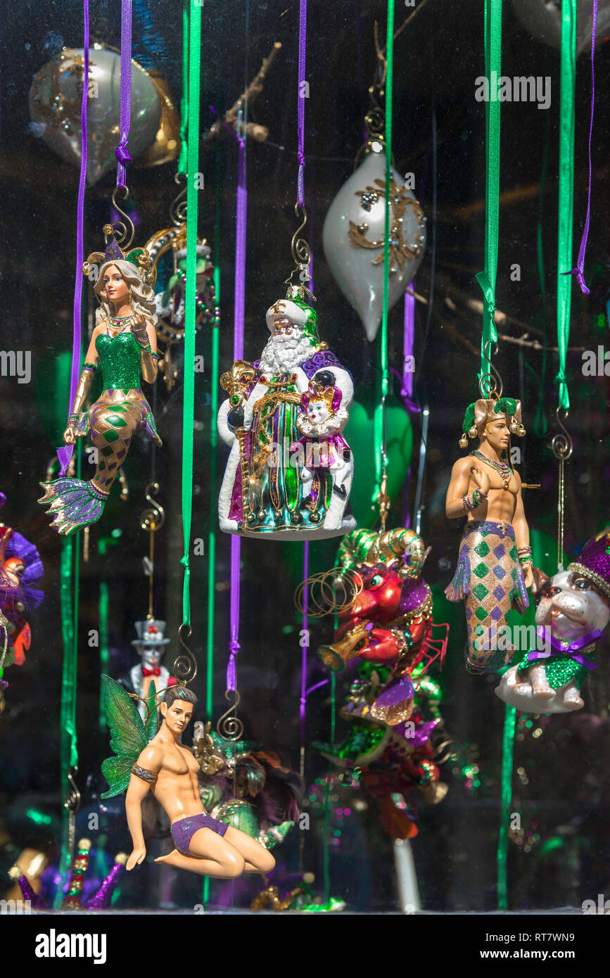 Mardi Gras in New Orleans, mit Blick auf ein Schaufenster Anzeige der Mardi Gras Puppen und Schmuckstücke in der Mitte des French Quarter (Vieux Carre), New Orleans. Stockfoto
