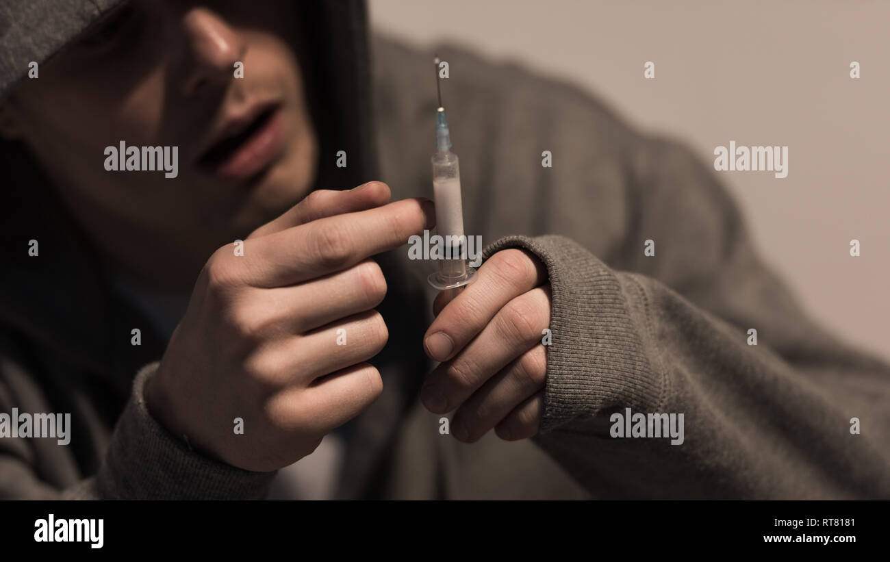 Selektiver Fokus der Junkie Mann, Spritze mit der Dosis von Heroin Stockfoto