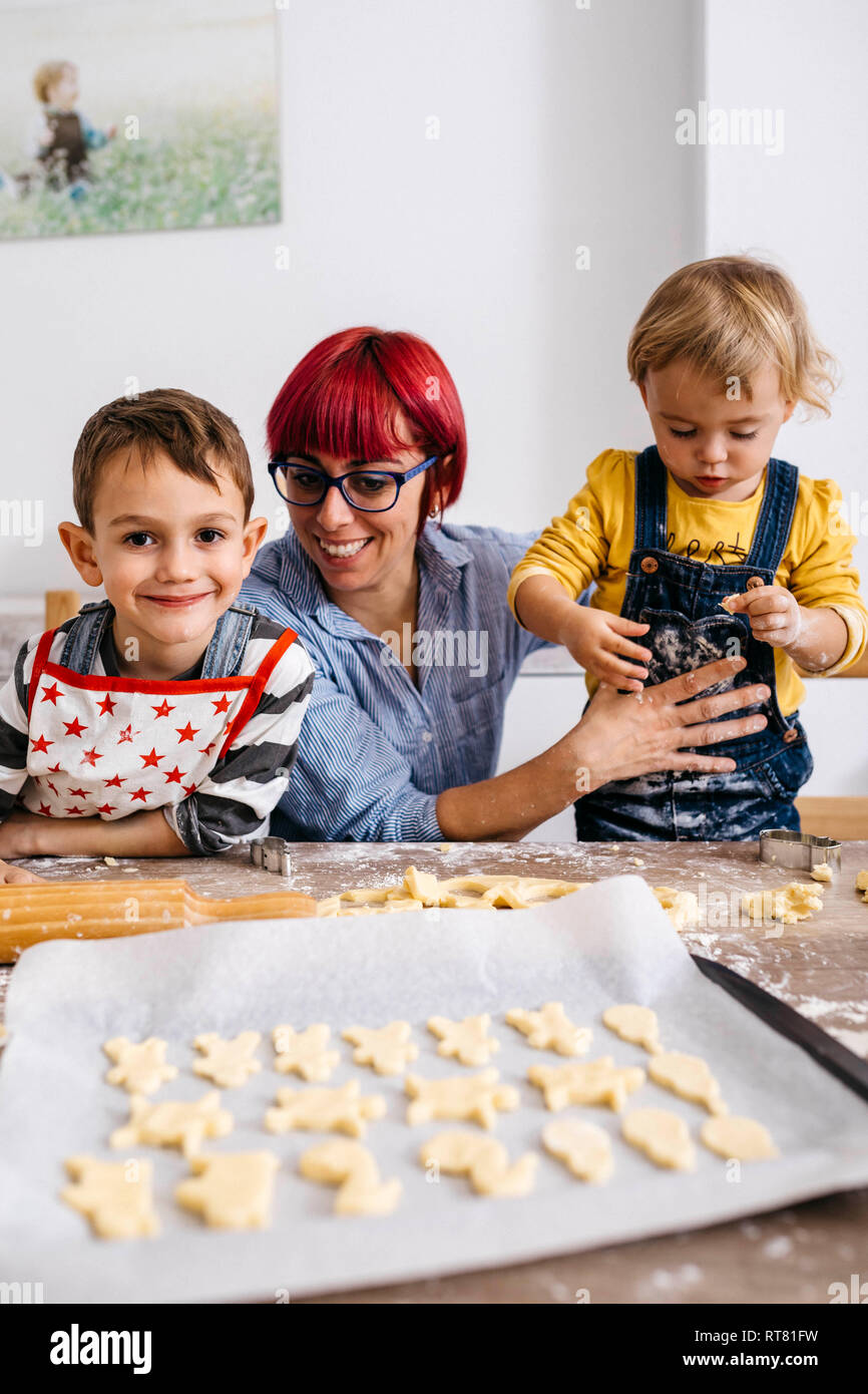 Mutter mit ihren Kindern Kekse backen Stockfoto