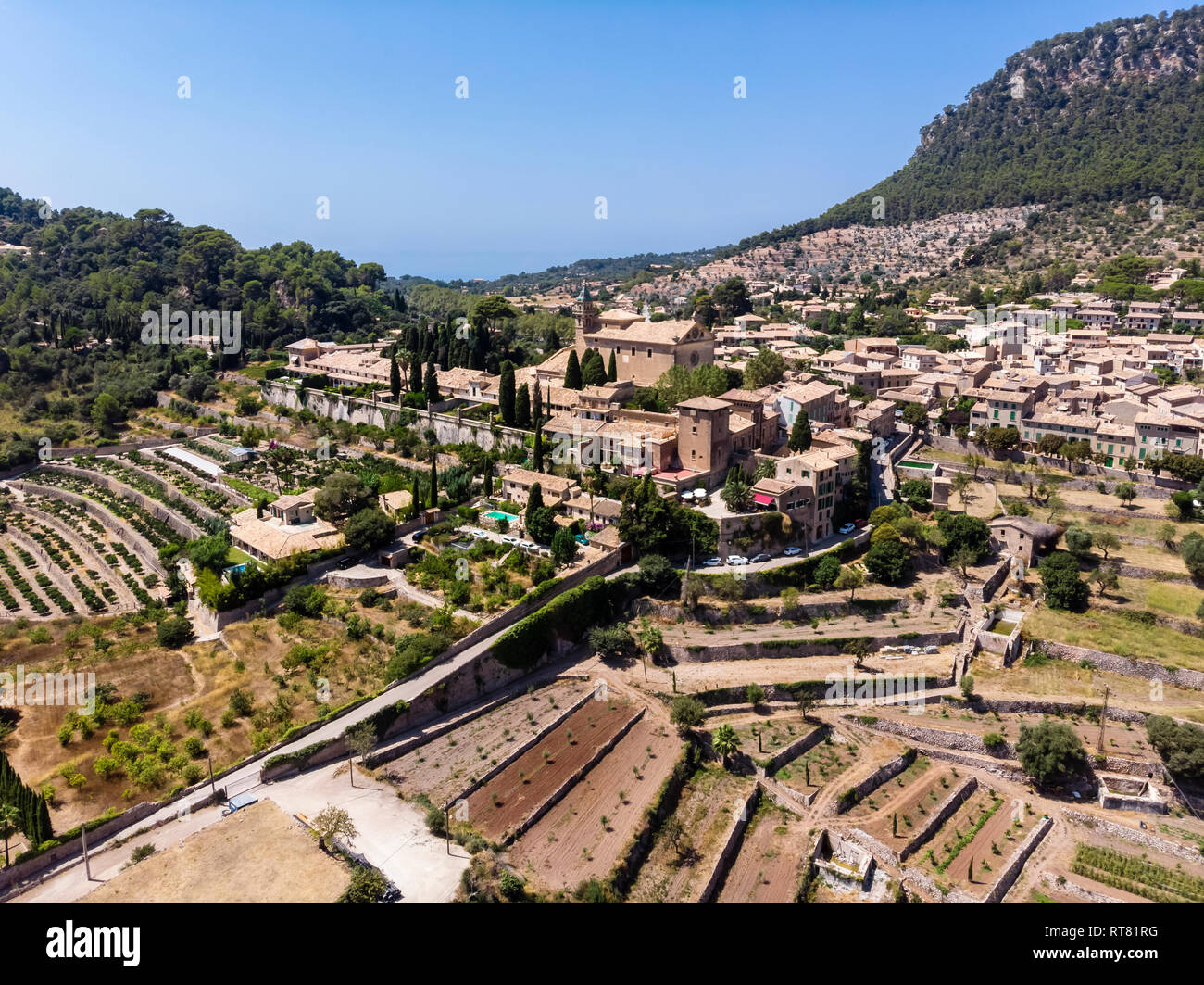 Spanien, Balearen, Mallorca, Valldemossa, Pfarrkirche Sant Baromeu und Cartuja de Valldemossa Stockfoto