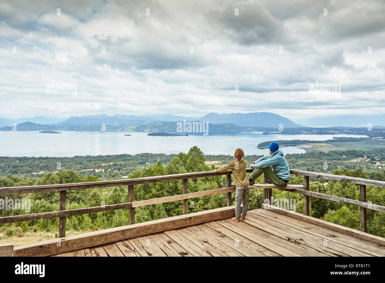 Chile, Puren, El Melado Nationalpark, Frau mit Sohn auf der Aussichtsterrasse mit Blick auf den See Stockfoto