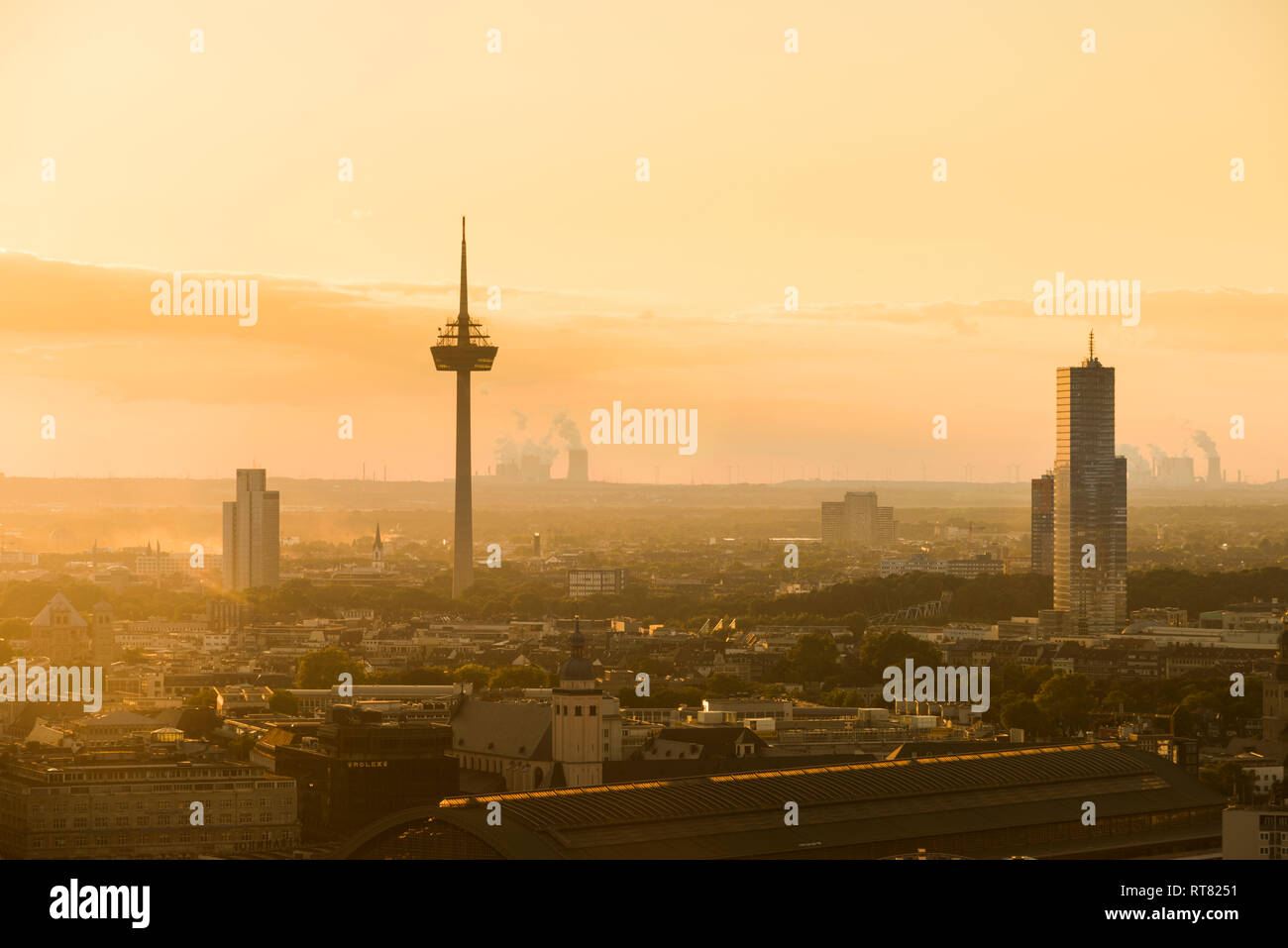 Deutschland, Köln, Silhouette von Uni-Center, Fernsehturm und Köln Turm im Morgengrauen Stockfoto