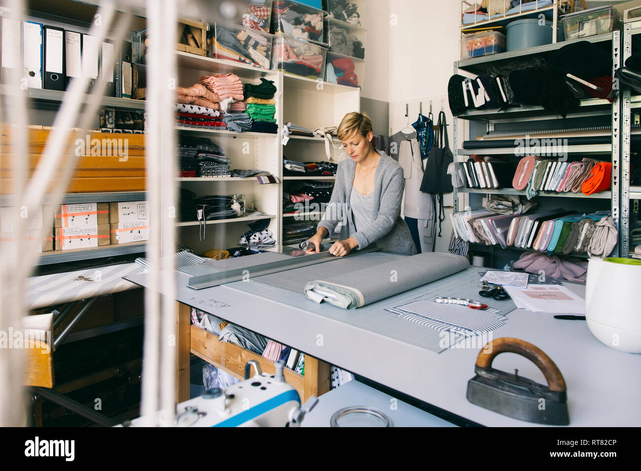 Fashion Designer arbeiten auf Vorlage im Studio Stockfoto