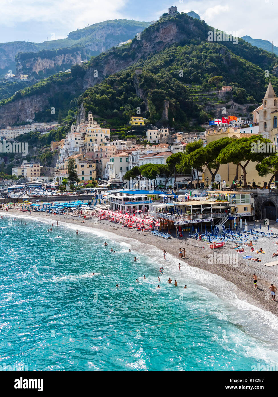 Italien, Amalfi, Blick auf die historische Altstadt mit Strand im Vordergrund. Stockfoto
