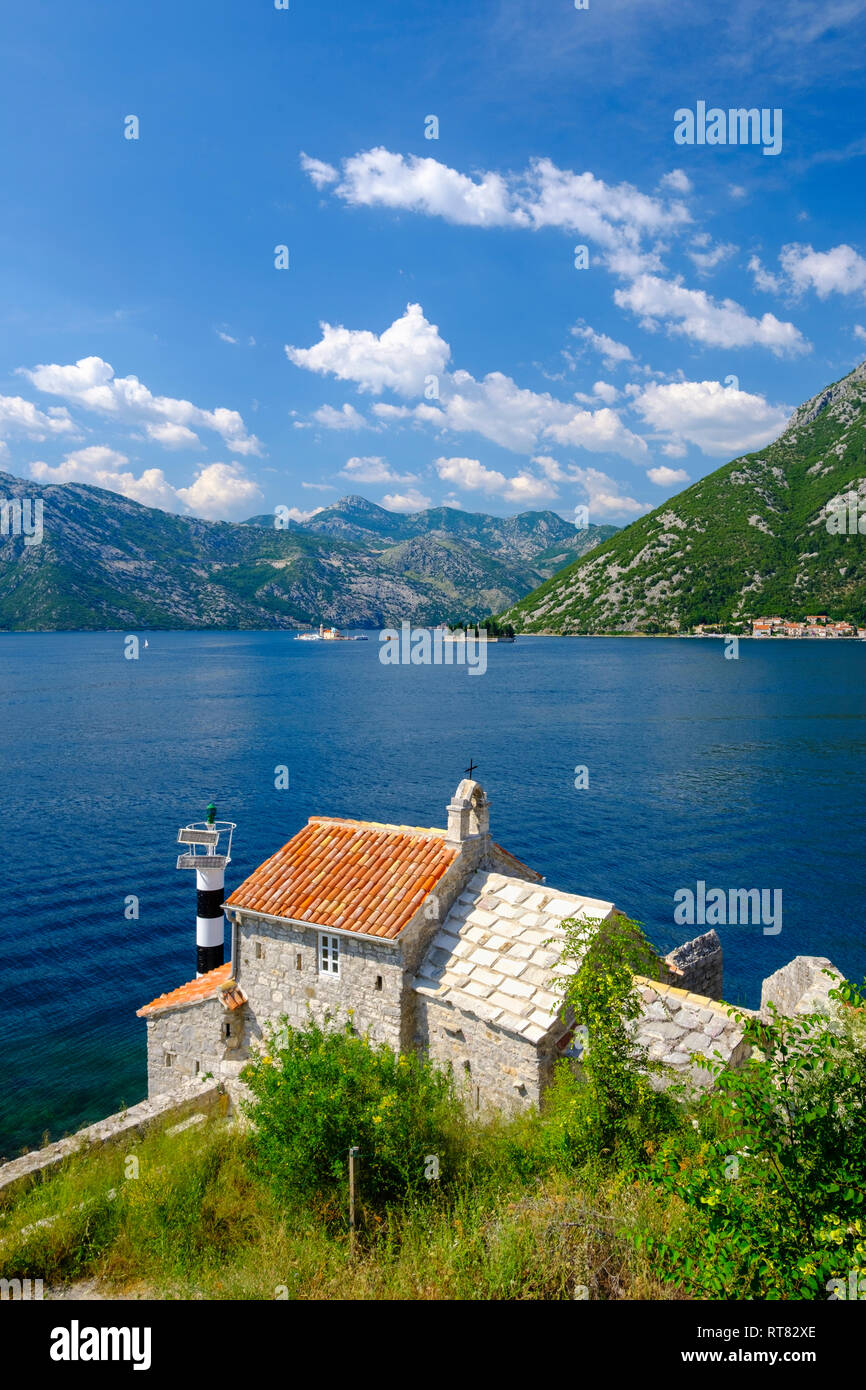 Montenegro, Bucht von Kotor, in der Nähe von Lepetane, Leuchtturm und Gospe od Andela Kirche Stockfoto