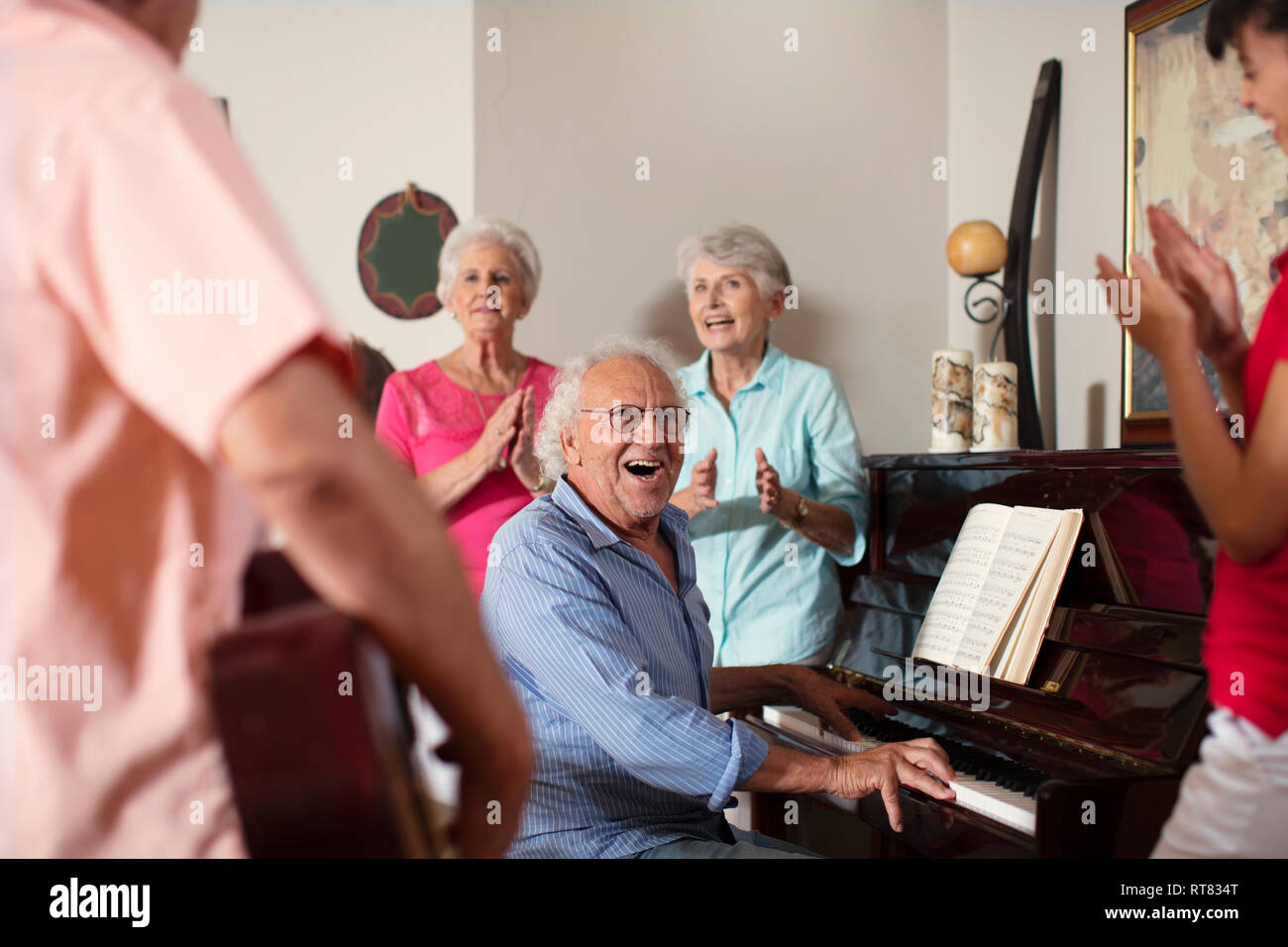 Ältere Menschen Musik im Seniorenheim, Stockfoto