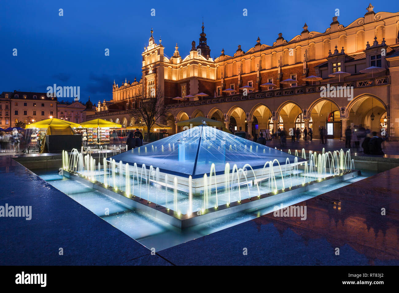Polen, Krakau, Marktplatz in der Altstadt bei Nacht, beleuchtete Brunnen und Tuchhallen Stockfoto