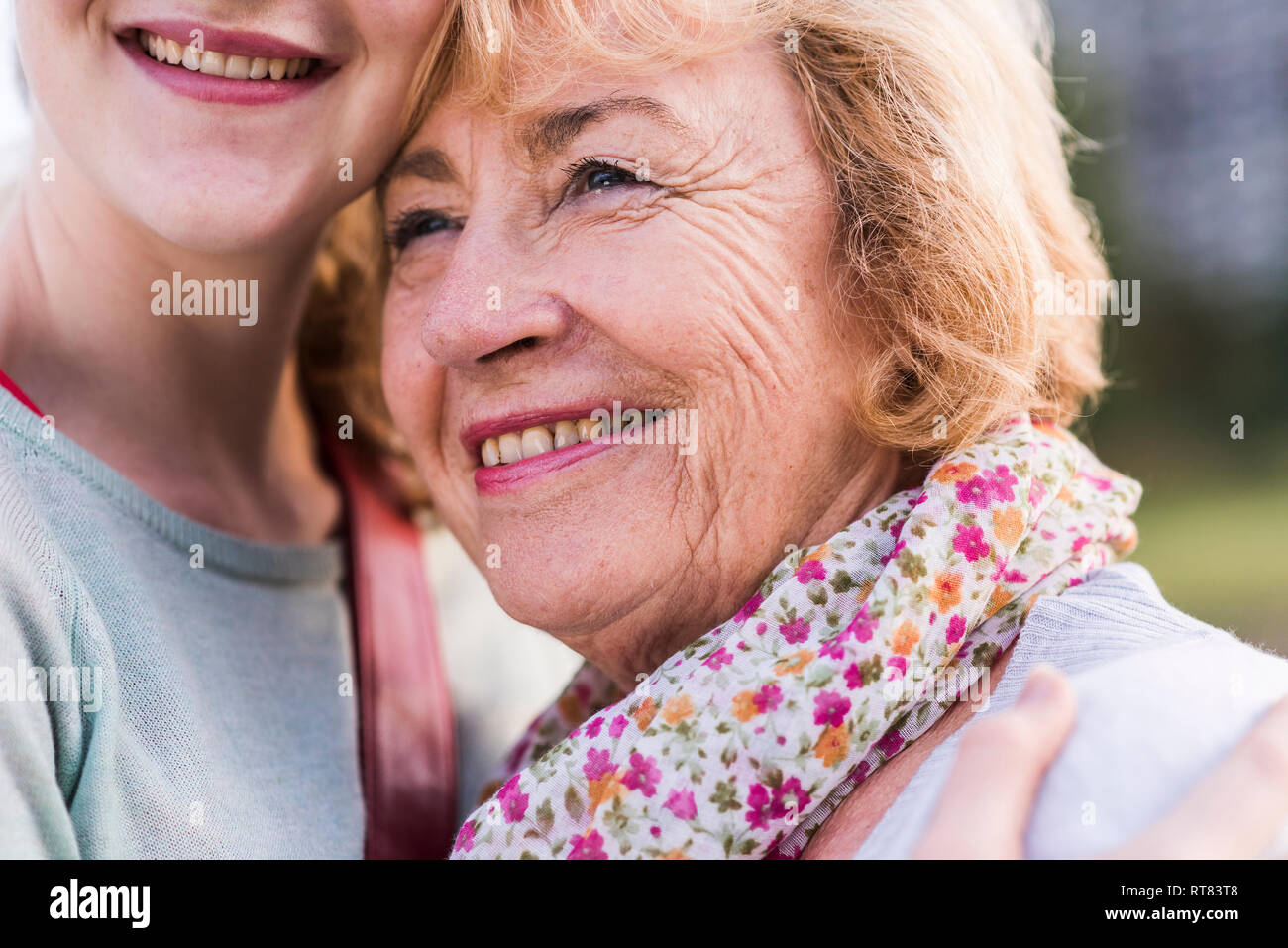 Portrait von gerne ältere Frau mit ihrer Enkelin Stockfoto