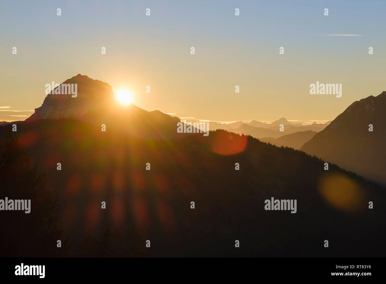 Deutschland, Bayern, Lenggries, Isarwinkel, Bayerische Alpen, Blick von der hohen Alp in Richtung Guffert bei Sonnenaufgang Stockfoto