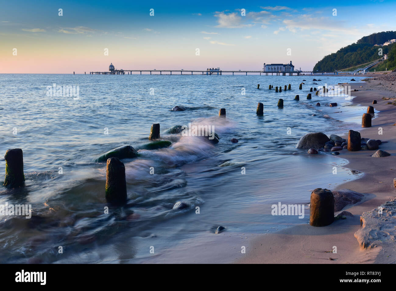 Deutschland, Mecklenburg-Vorpommern, Rügen, Sellin, alten Wellenbrecher am Strand, Seebrücke int den Hintergrund Stockfoto