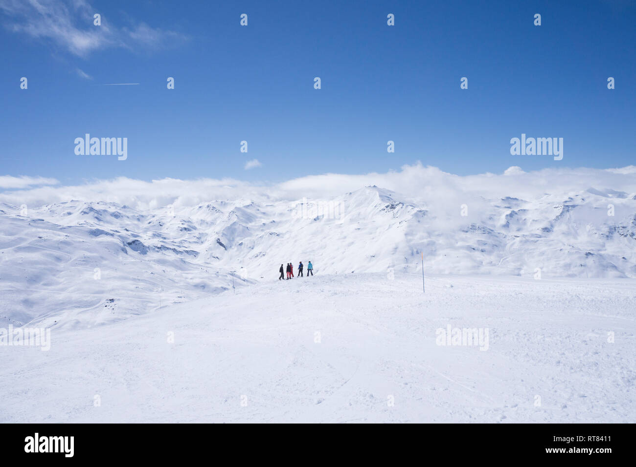 Frankreich, Französische Alpen, Les Menuires, Trois Vallees, Skifahrer geniessen Blick auf Abstand Stockfoto