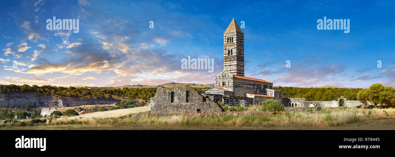 Bild und Bild von der Außenseite des Toskanischen Stil Pisaner romanischen Basilika Santissima Trinità di Saccargia, geweiht 1116, Codrongianos, Sa Stockfoto