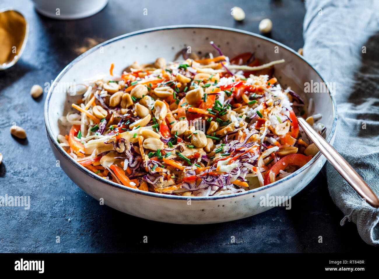 Warme Reis Salat mit geriebenen Gemüse, Erdnuss Sauce und Erdnüsse Stockfoto