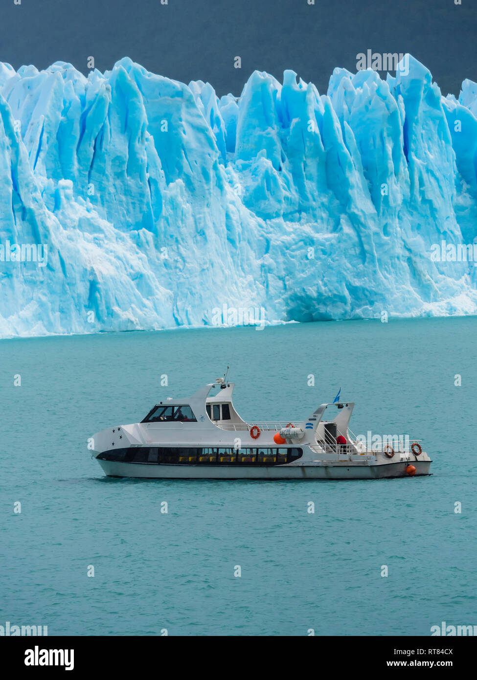 Argentinien, Patagonien, El Calafate, Gletscher Perito Moreno mit ausflugsboot im Vordergrund. Stockfoto